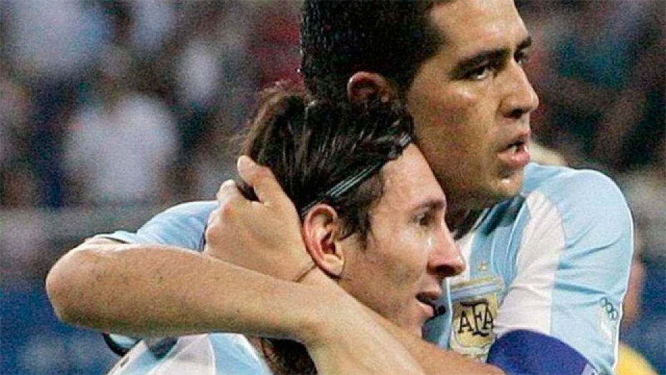 Messi le respondió a Riquelme por la invitación a su partido homenaje.