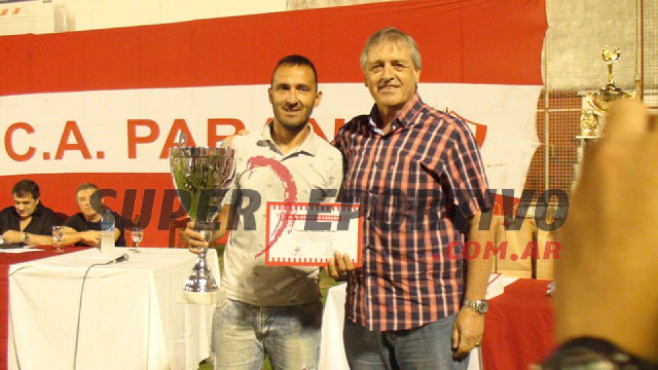 El Tincho Benítez con el trofeo de campeón de la LPF.