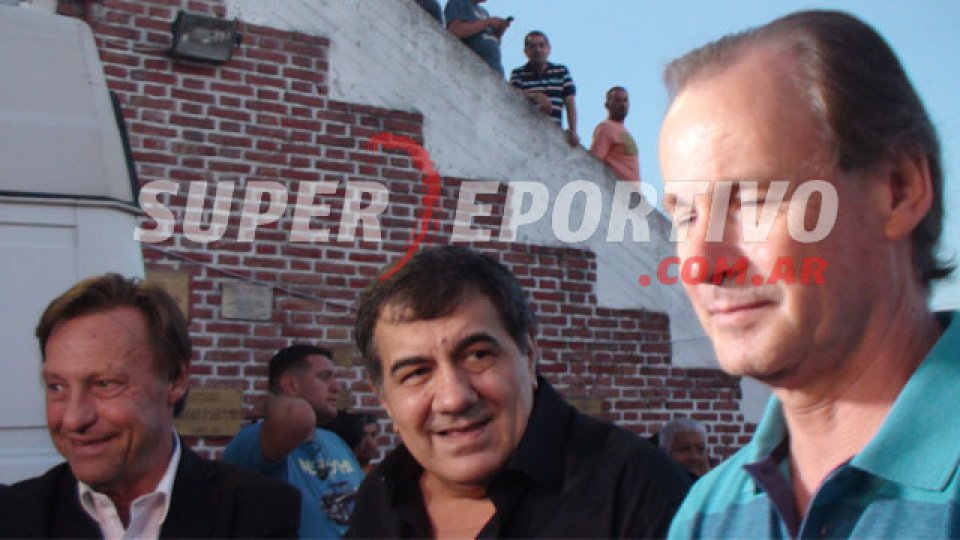 El Presidente Cáceres acompañado por autoridades provinciales y municipales.