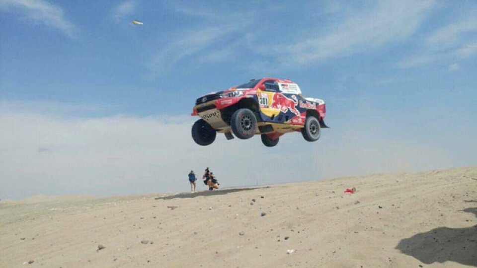 Al-Attiyah se impuso en la primera etapa del Dakar entre los autos.