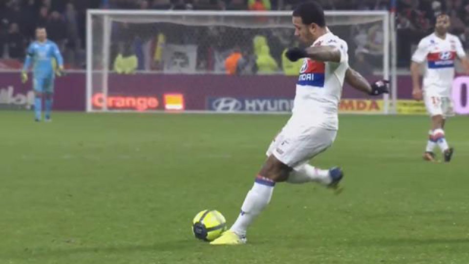 Depay se despachó con un golazo para el agónico triunfo del Lyon.