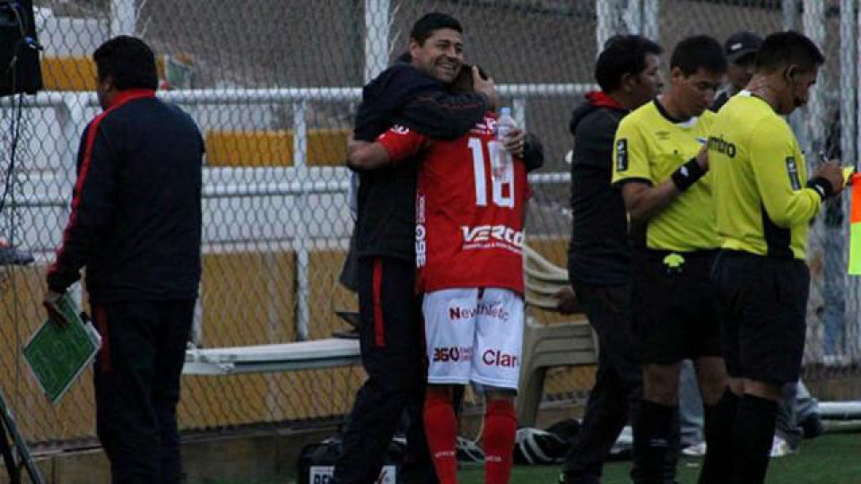 Perú: dos goles de un ex Boca dejan a Alianza Lima muy cerca del