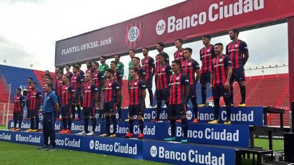 Los jugadores del Azulgrana posan con la nueva indumentaria para el 2018.