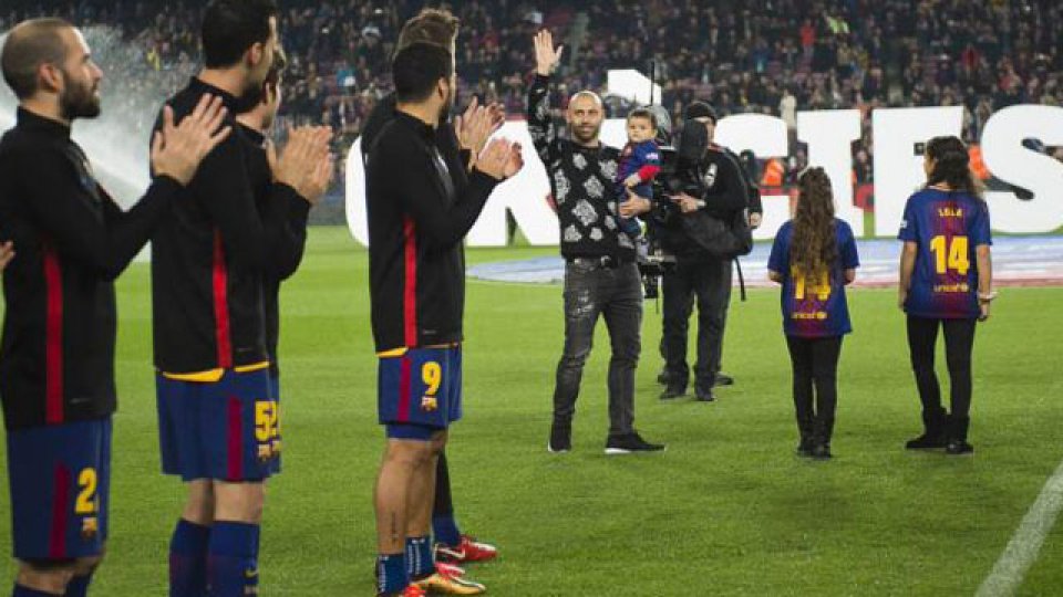 Todo el Camp Nou se puso de pie para despedir a Javier Mascherano.