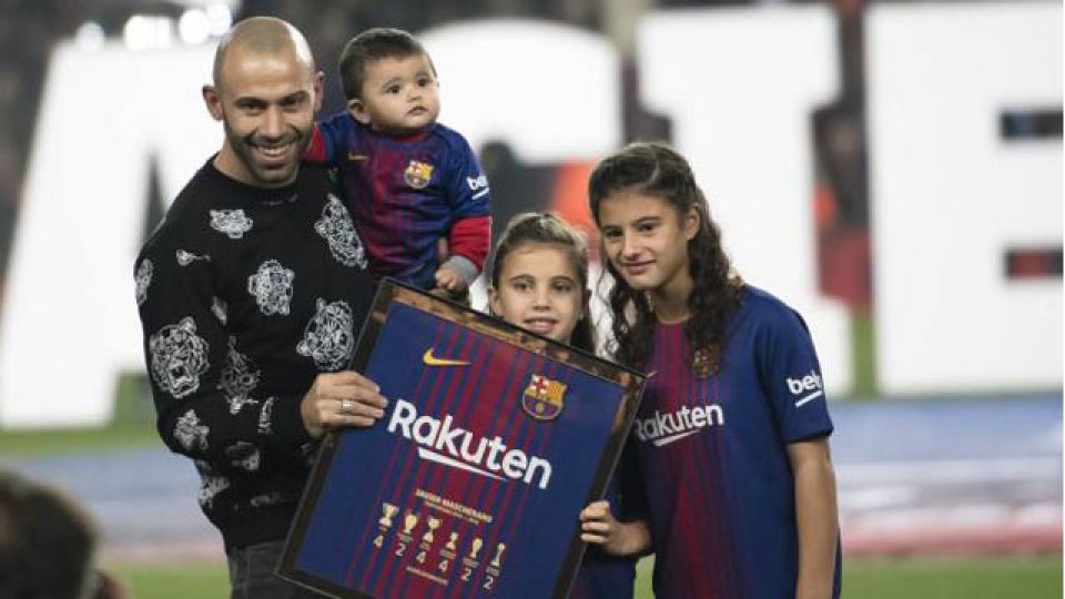 Todo el Camp Nou se puso de pie para despedir a Javier Mascherano.