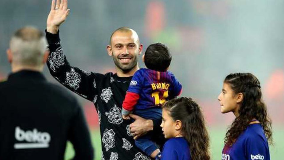 Todo el Camp Nou se puso de pie para despedir a Javier Mascherano.