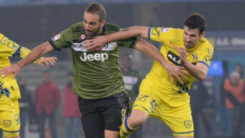 El Pipa selló la victoria de la Juve ante el Mussi, para quedar como puntero.