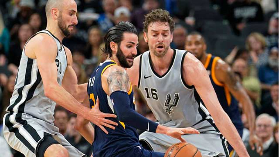 Los Spurs cayeron ante Utah con 13 puntos de Manu Ginóbili. Los Spurs cayeron ante Utah con 13 puntos de Manu Ginóbili.