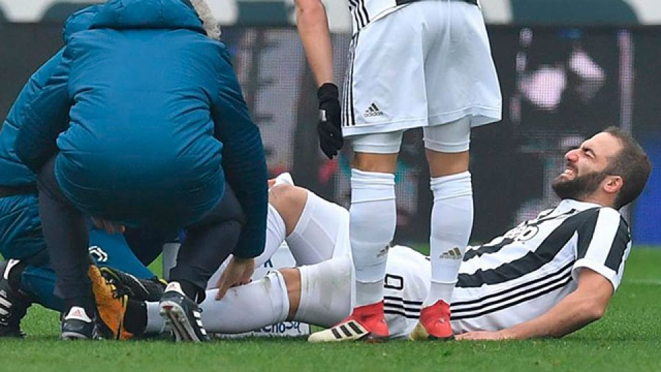 Higuaín sufrió una dura lesión a un mes de los amistosos de la Selección.