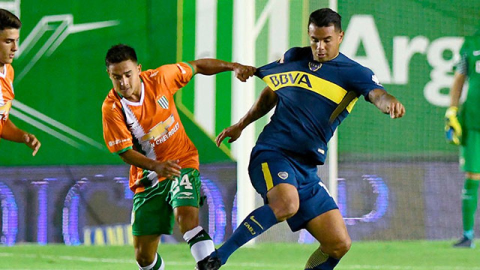 Boca superó a Banfield y estiró diferencias en la punta.