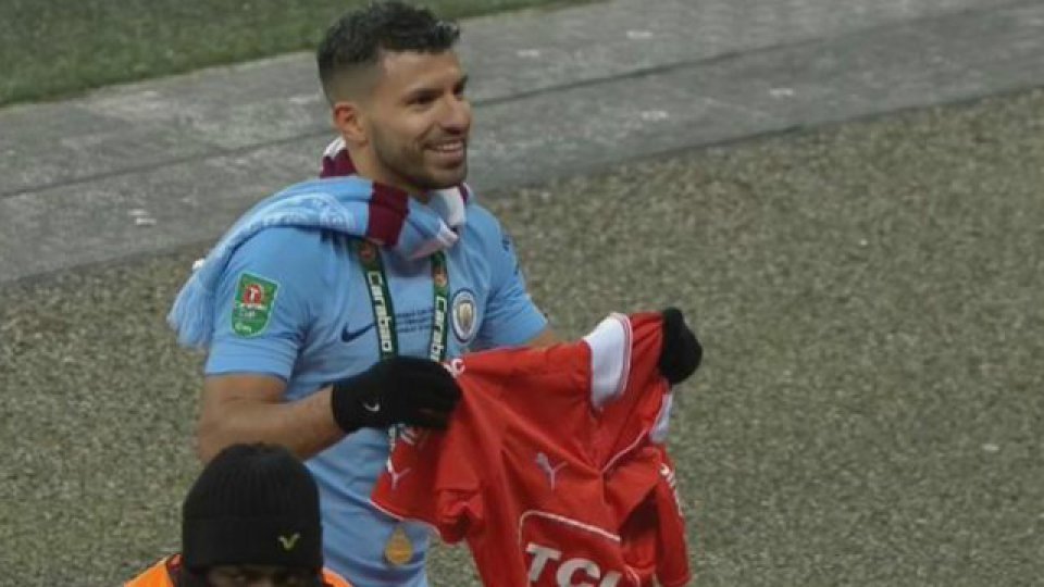 El Kun fue titular en el City, anotó un gol y festejó con la de Independiente.