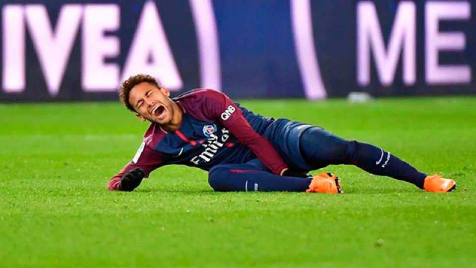 Neymar será intervenido quirúrgicamente y estará dos meses afuera.