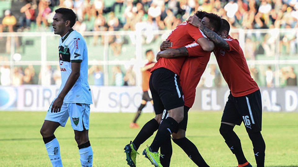Independiente fue arrollador en San Juan y volvió a zona de copas.