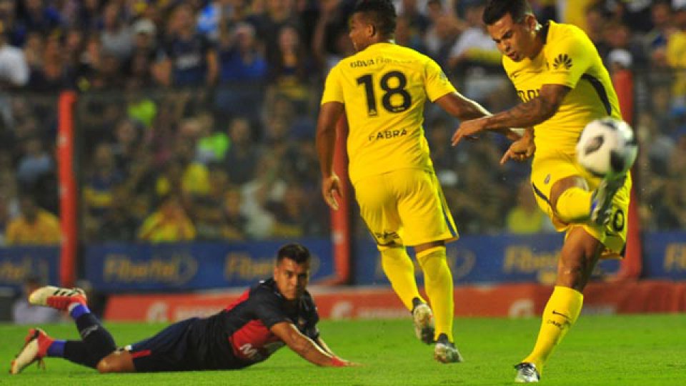 El Xeneize venció a Tigre en tiempo de descuento y mantuvo la diferencia.