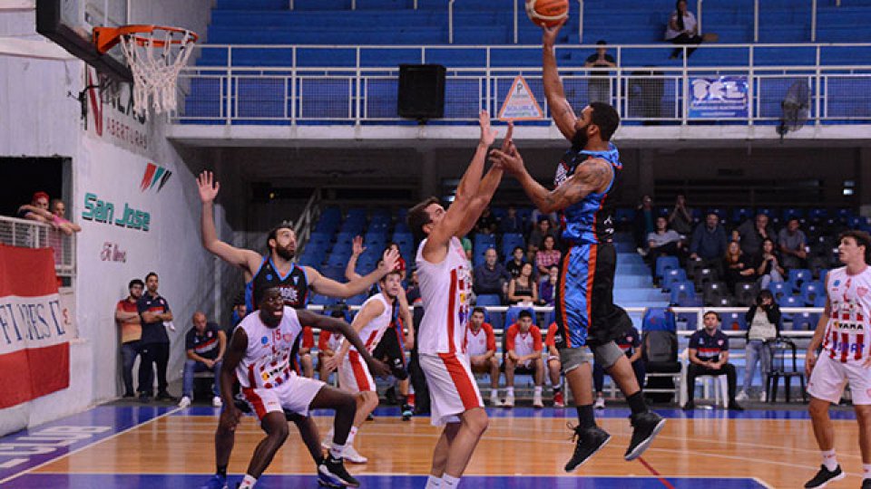 Echagüe se quedó con el clásico ante Unión por la Liga Argentina de Básquet.