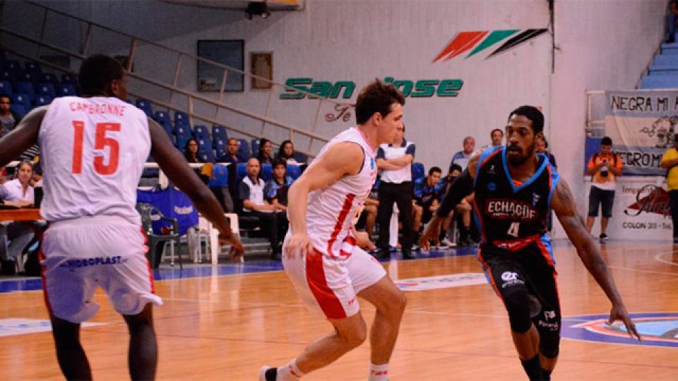 Echagüe se quedó con el clásico ante Unión por la Liga Argentina de Básquet.