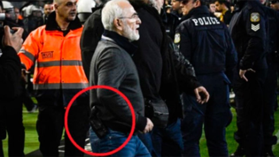 El presidente de un club entró armado a la cancha y amenazó al árbitro.