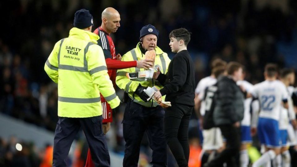 Gran gesto del guardametas entrerriano con un niño en Manchester.