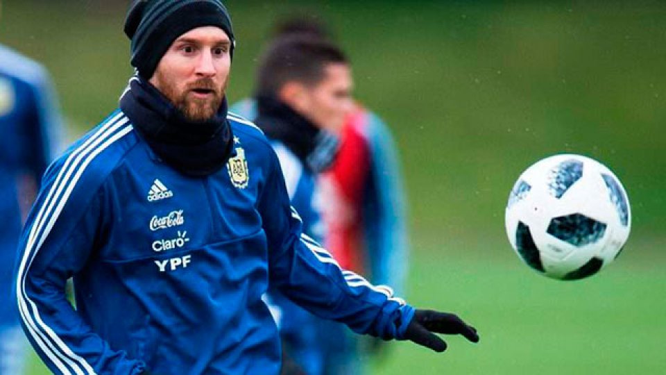 La presencia de Lionel Messi ante España sigue en duda.