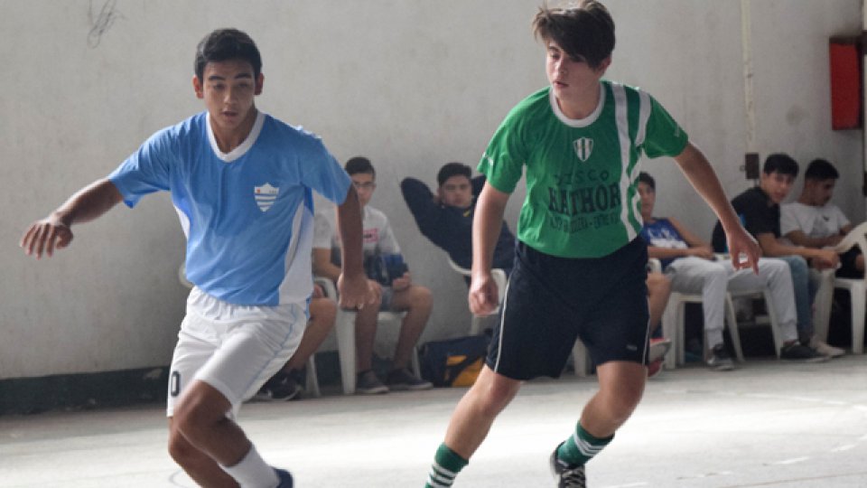 Los juveniles de la APFS dieron el puntapié inicial al torneo en Oro Verde.