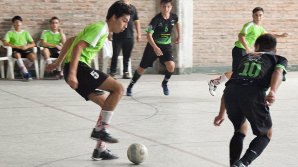 Los juveniles de la APFS dieron el puntapié inicial al torneo en Oro Verde.