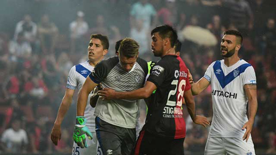 Luego de que cayeron 3 bombas de estruendo, Merlos dio por terminado el partido.