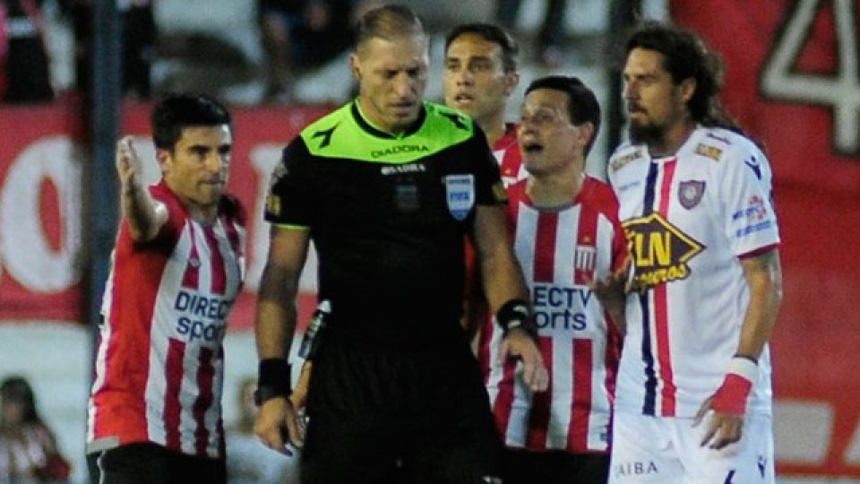 increíble penal le dio Néstor Pitana a Chacarita contra Estudiantes.