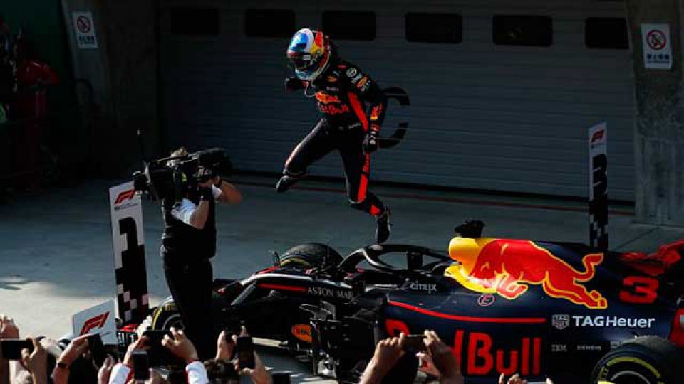 Ricciardo cort&oacute; la racha de Vettel y gan&oacute; en China.