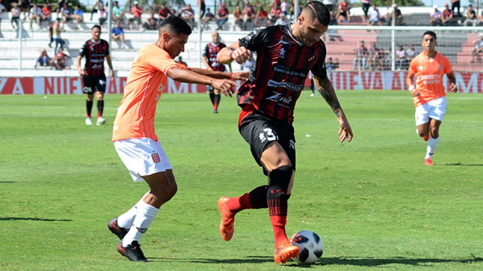 Patronato cayó con Estudiantes en el Presbítero Bartolomé Grella Patronato cayó con Estudiantes en el Presbítero Bartolomé Grella
