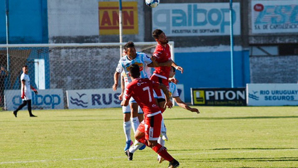 Juventud Unida perdió con Instituto y se complica. (Foto: Diario El Día) Juventud Unida perdió con Instituto y se complica. (Foto: Diario El Día)