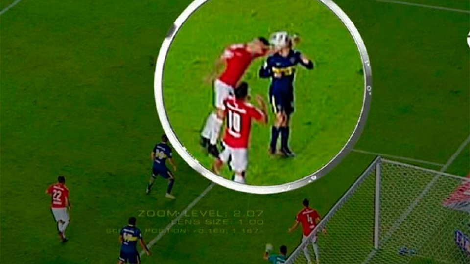 La jugada que provocó el reclamo de Boca y la expulsión de Pablo Pérez.