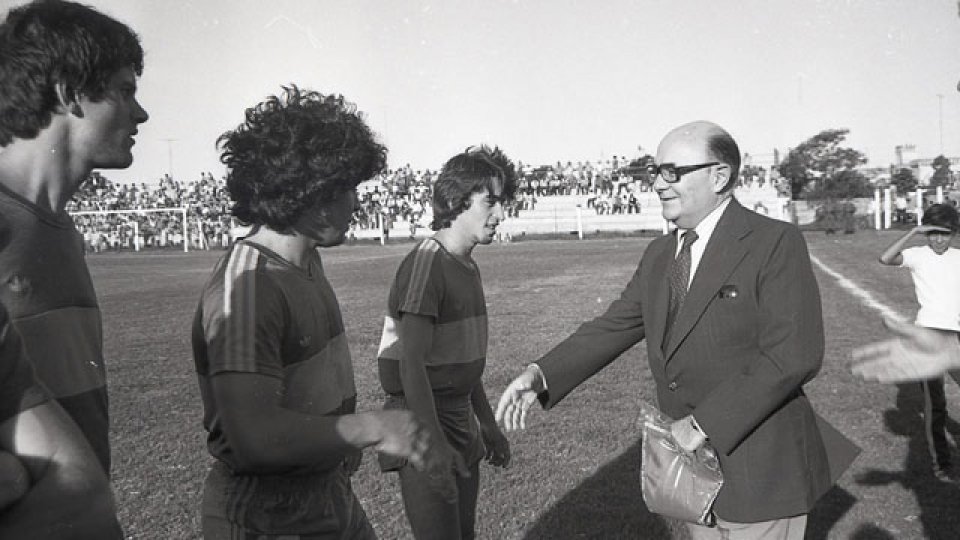 Un joven Diego Armando Maradona en el estadio Presbítero BArtolomé Grella.