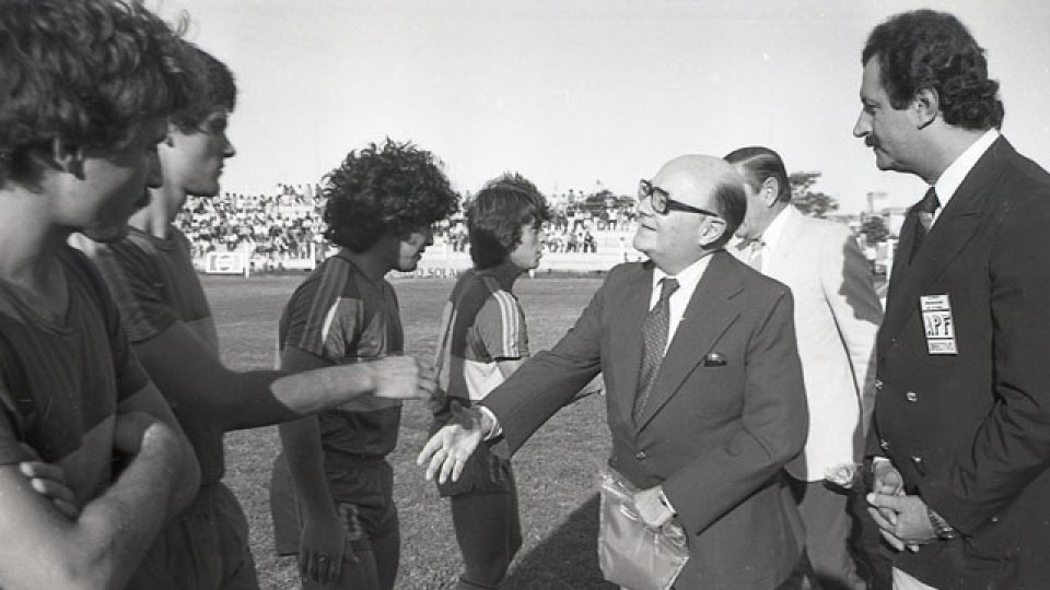 Un joven Diego Armando Maradona en el estadio Presbítero BArtolomé Grella.
