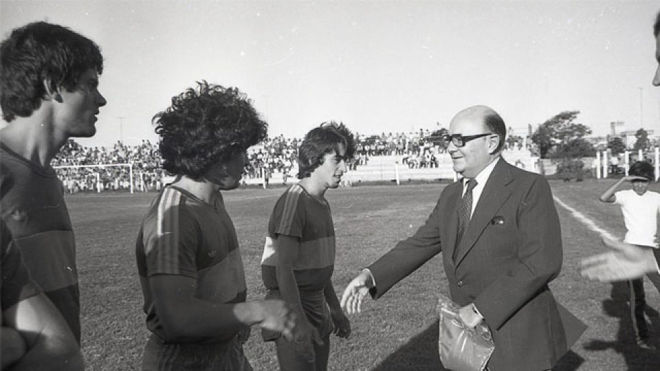 Un joven Diego Armando Maradona en el estadio Presbítero BArtolomé Grella.