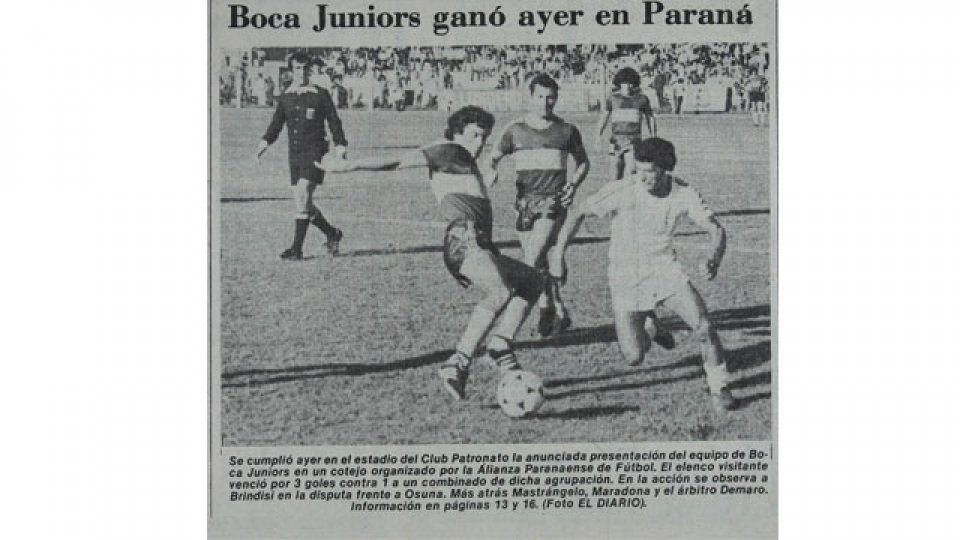 Un joven Diego Armando Maradona en el estadio Presbítero BArtolomé Grella.