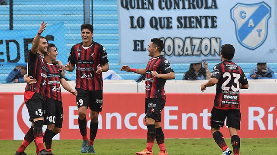 Con dos goles de Ribas, Patronato volvió al triunfo ante Temperley.