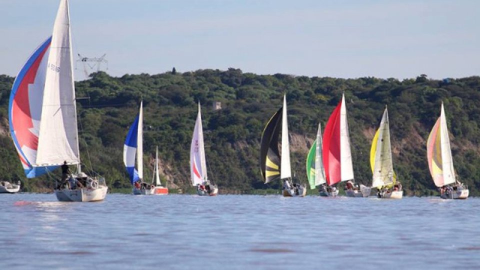 Las embarcaciones corrieron una regata en bajada por el canal Paraná.