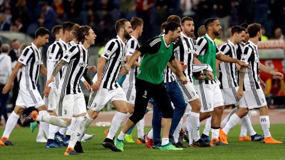La Juve celebró la obtención de un nuevo título una fecha antes del final.