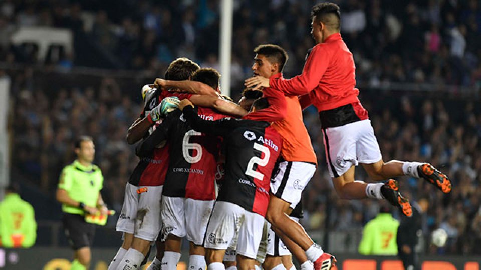 El Sabalero cerró el certamen con un triunfo clave en Avellaneda ante Racing. El Sabalero cerró el certamen con un triunfo clave en Avellaneda ante Racing.