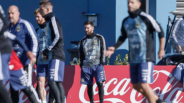 Selección Argentina: Lionel Messi no se entrenó, pero estuvo junto al plantel en la práctica