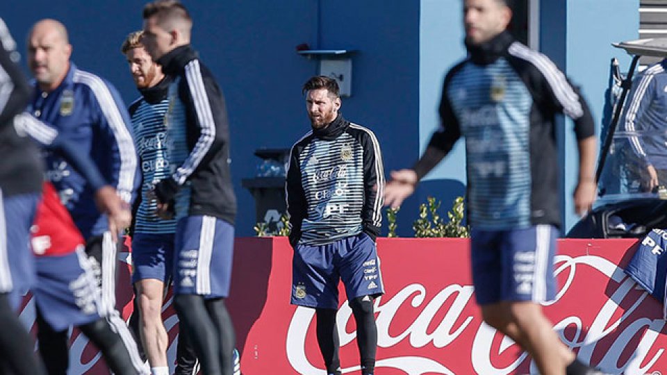 Messi no se entrenó, pero estuvo junto al plantel en la práctica.