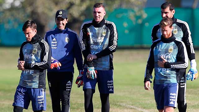 Argentina entrenó pensando en Nigeria y Armani se perfila para entrar por Caballero