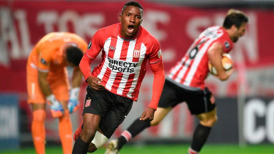 El Pincha superó 3-1 a Nacional de Montevideo.