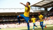 Volvió Neymar para alegrar a Brasil y lo sufrió uno de los rivales de Argentina