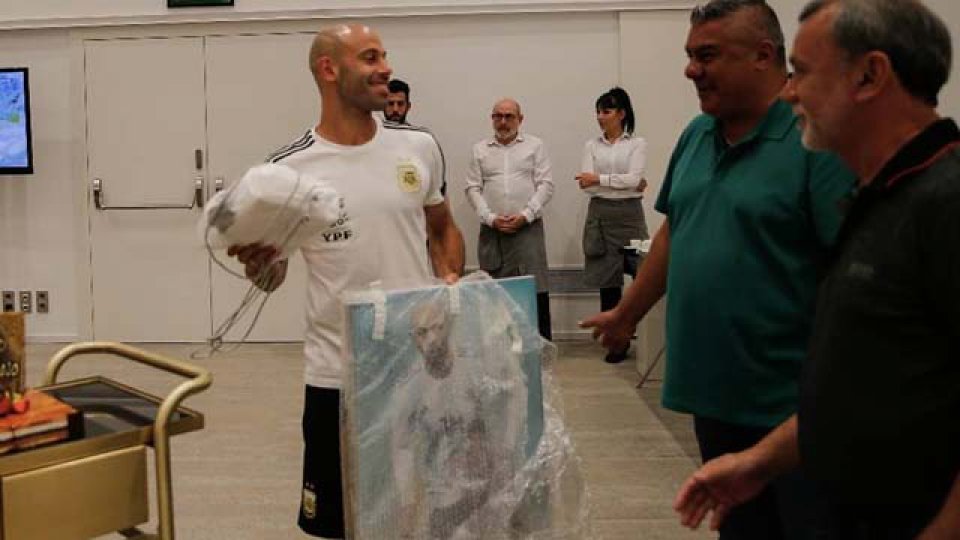 El Jefecito, junto a Chiqui Tapia, con el cuadro que lleva su imagen.