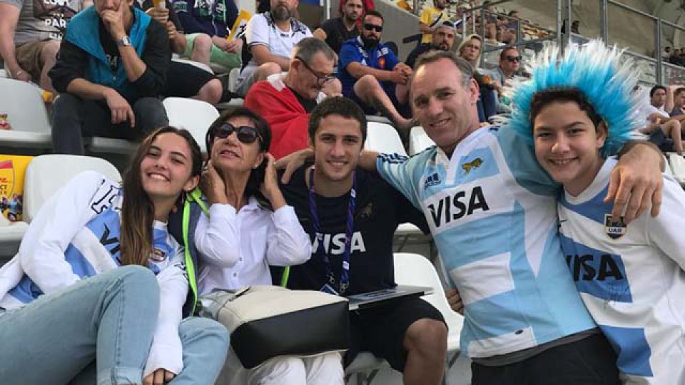 La familia Rosas Paz acompañando a Juanse en París.