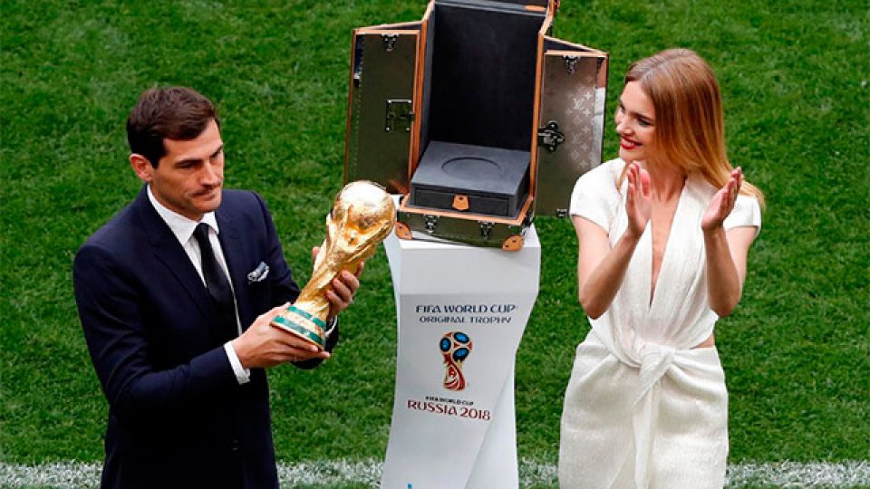 Iker Casillas fue el encargado de presentar el trofeo.