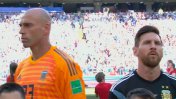 La posición de Wilfredo Caballero durante el himno antes del debut frente a Islandia