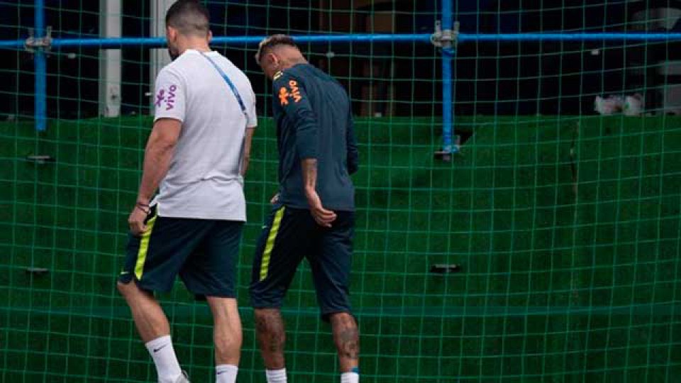 Neymar abandonó la práctica y sigue preocupando a Brasil.