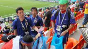 Los hinchas de Japón también limpiaron las tribunas antes de retirarse